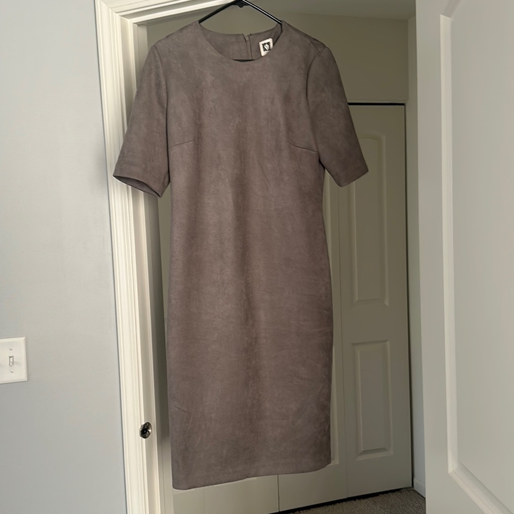 MIDI, hits below the knee. Gray velvet dress.